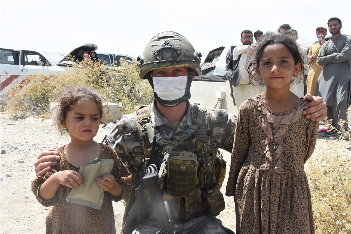 Kabil'de kavurucu sıcaklarda çocuklar perişan bekliyor! Türk askerinden halka merhametle yardım eli