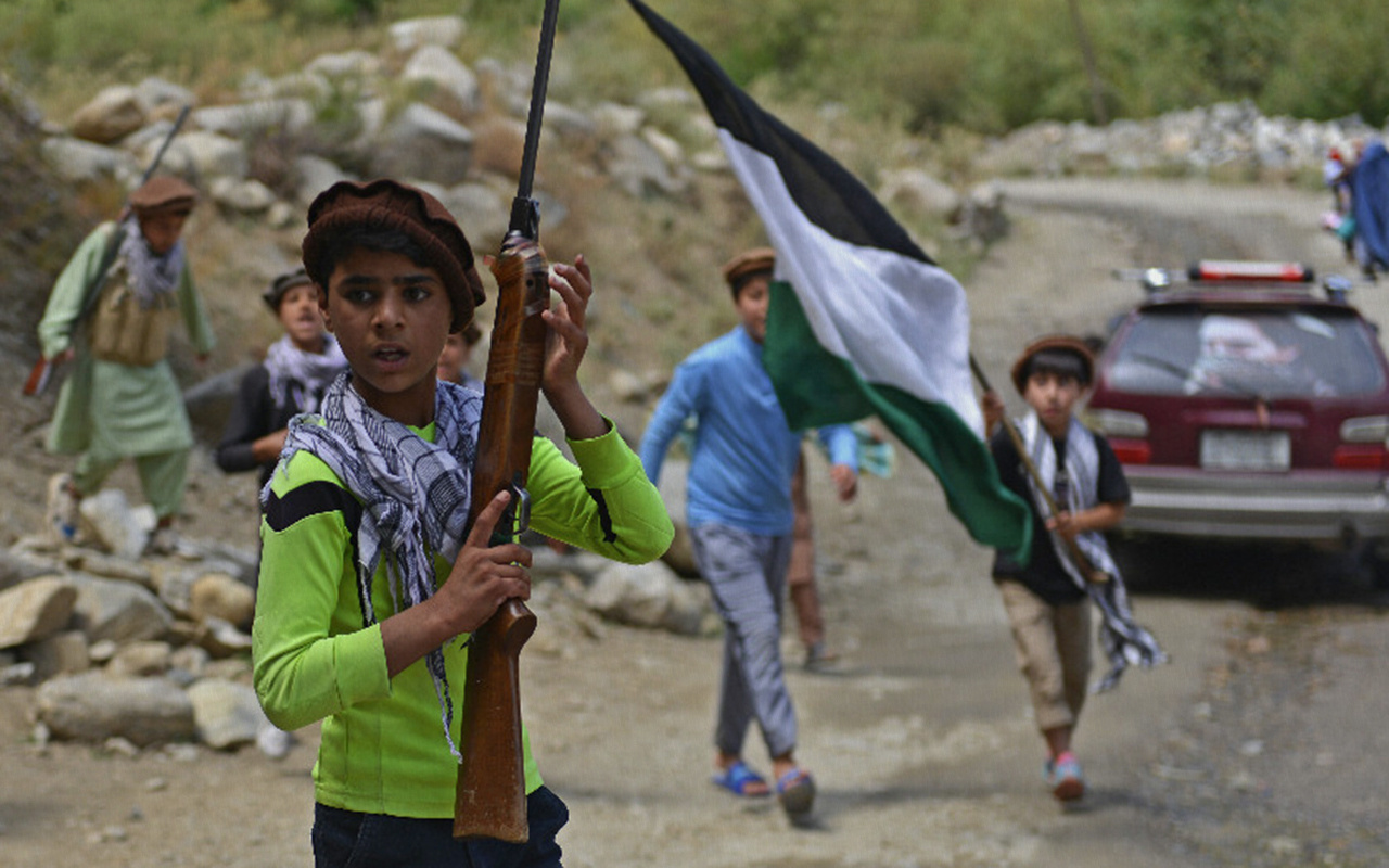 AFP'nin Afgan çocuk askerleri övmesi büyük tepki çekti