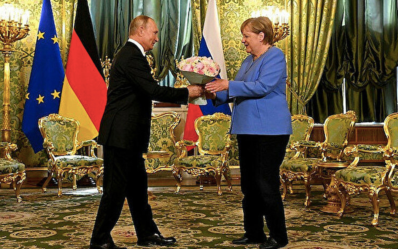 Merkel'den Putin'e yaptırım tehdidi: Doğalgaz boru hattını silah olarak kullanmamalı