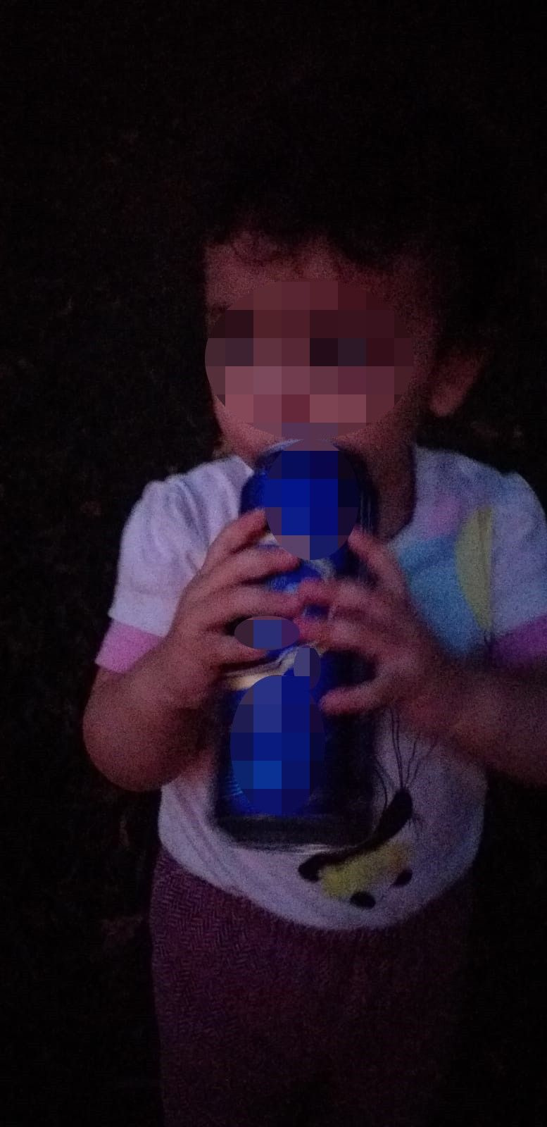 Böyle anne mi olur! 3 yaşındaki kızına alkol içirip fotoğrafını çektirdi! Şaka amaçlıymış
