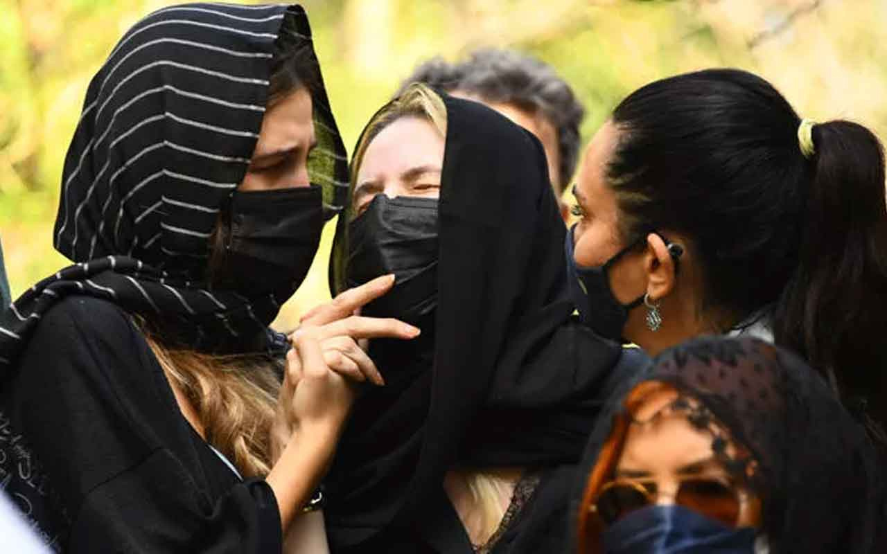 Annesini koronadan kaybeden Emine Ün'den cenazede acı haykırış