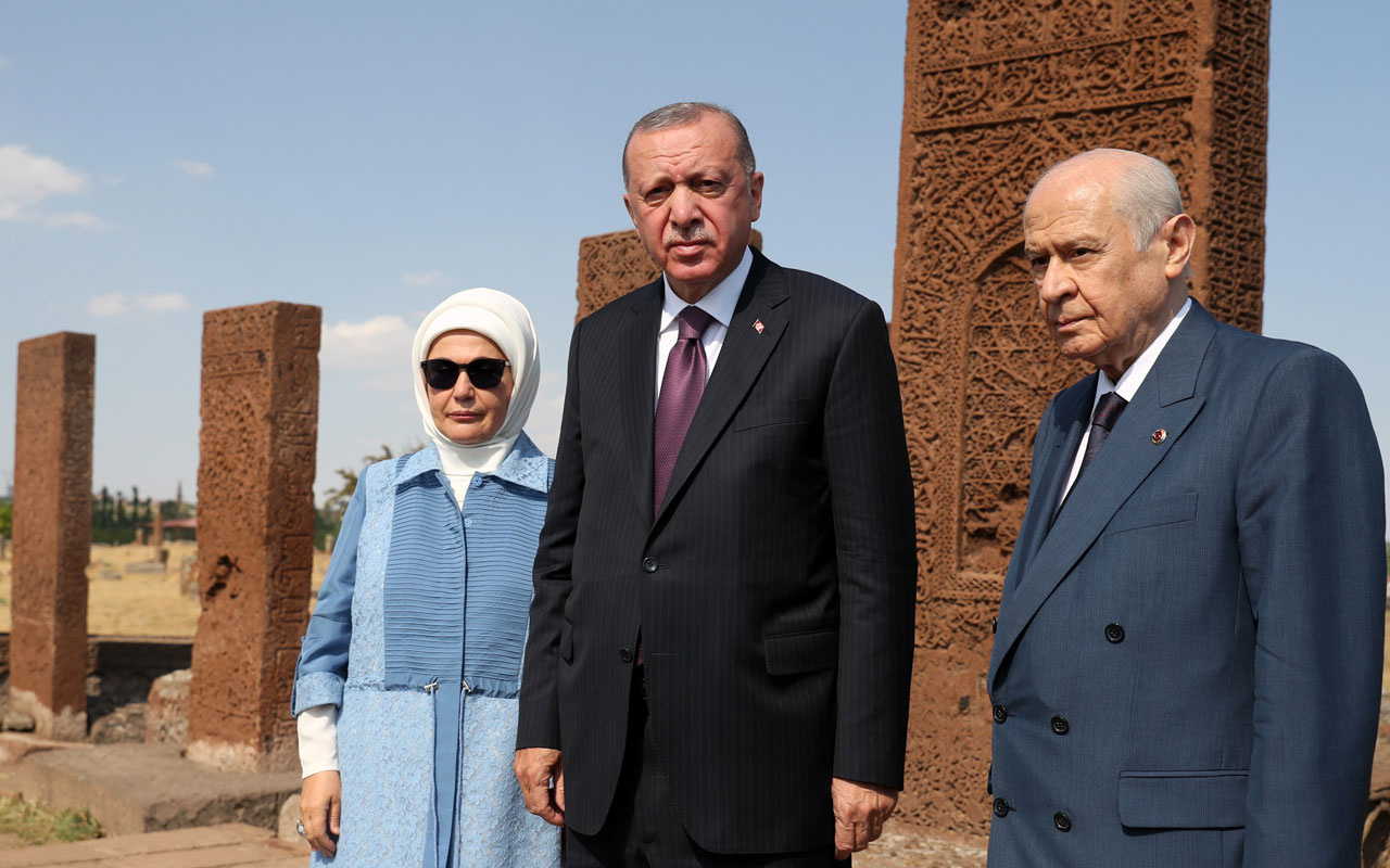 Erdoğan ve Bahçeli Ahlat'ta Selçuklu mezarlığında böyle görüntülendi