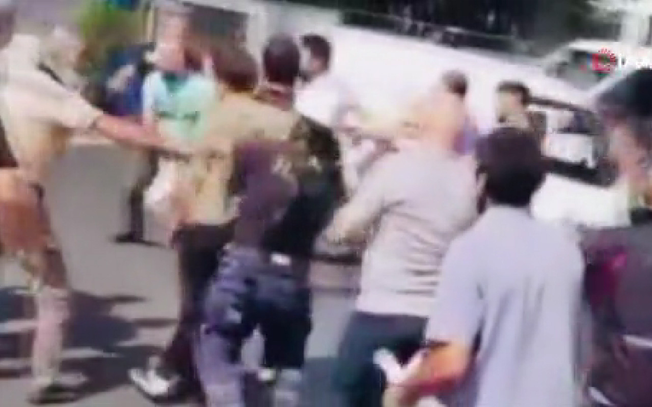 İstanbul'da ortalık bir anda karıştı! Döner bıçaklı tekme tokat kavga