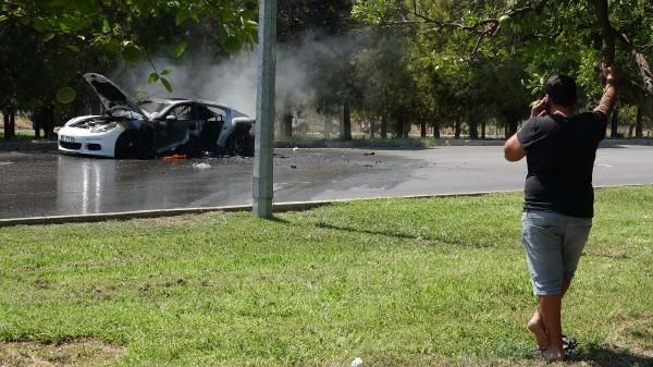 Antalya'da lüks otomobil yarım saatte küle döndü! Aracın içindekiler şok yaşadı