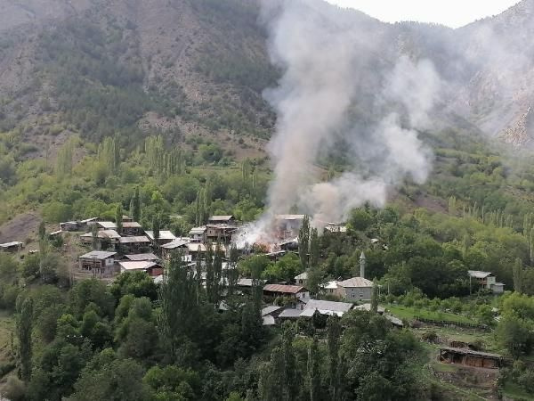 Erzurum'da yangın paniği! Birinde başladı diğerlerine sıçradı