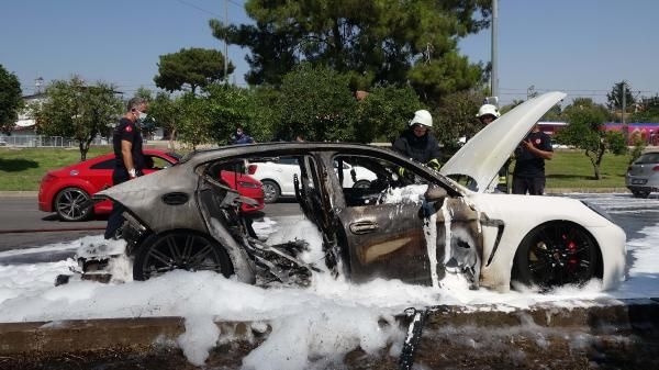 Antalya'da lüks otomobil yarım saatte küle döndü! Aracın içindekiler şok yaşadı