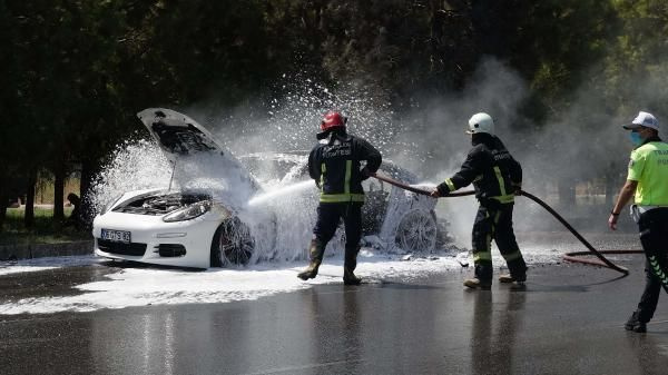 Antalya'da lüks otomobil yarım saatte küle döndü! Aracın içindekiler şok yaşadı