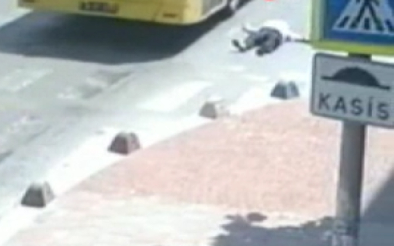 İstanbul Küçükçekmece'de bir kadın seyir halindeki otobüsten düştü