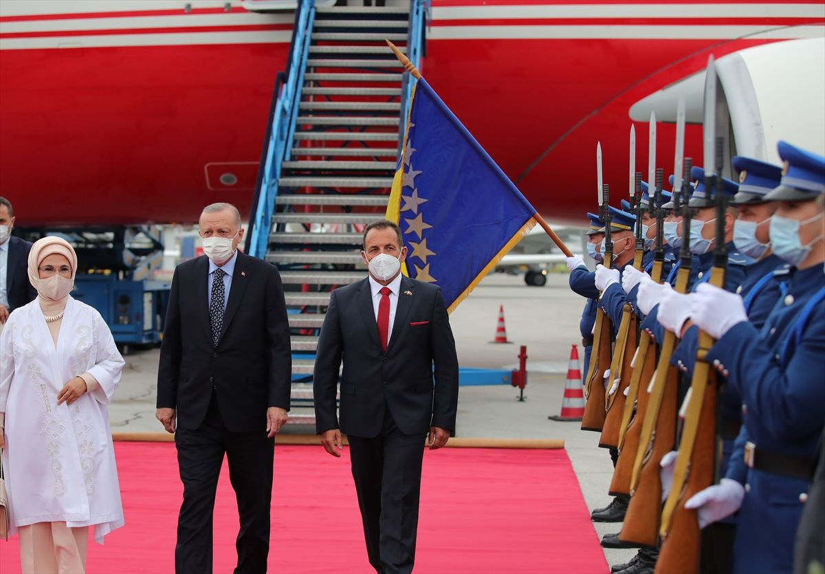 Cumhurbaşkanı Erdoğan Bosna Hersek'te İlk olarak Aliya İzzetbegoviç’in kabrini ziyaret etti