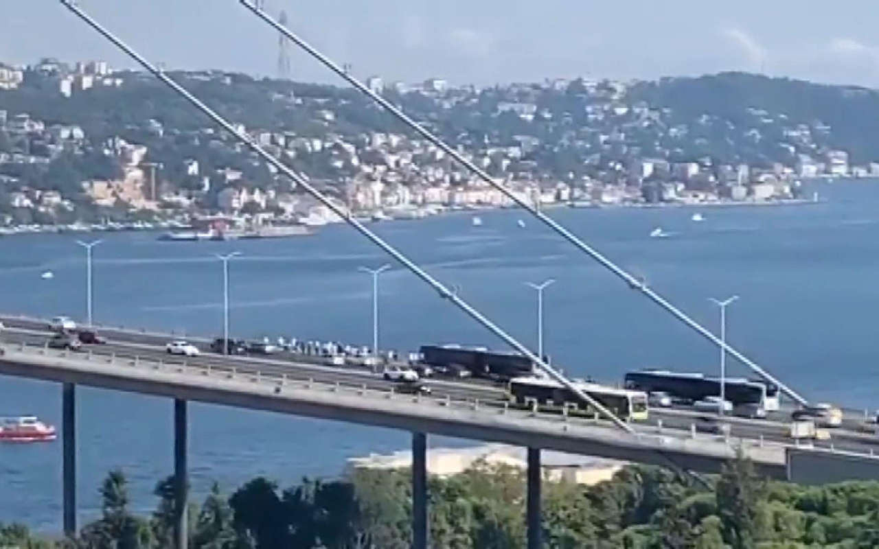 Metrobüs tam 15 Temmuz Şehitler Köprüsü'nün ortasında arıza yaptı! Yolcular köprünün ortasında kaldı
