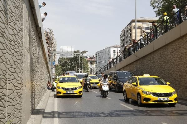 Taksim'de sinir krizi geçiren kadını kimse sakinleştiremedi! Taksiyi yumruklayıp tekme attı