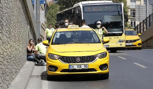 Taksim'de sinir krizi geçiren kadını kimse sakinleştiremedi! Taksiyi yumruklayıp tekme attı