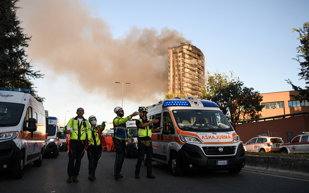İtalya'da 70 ailenin yaşadığı 15 katlı binadan yangın çıktı