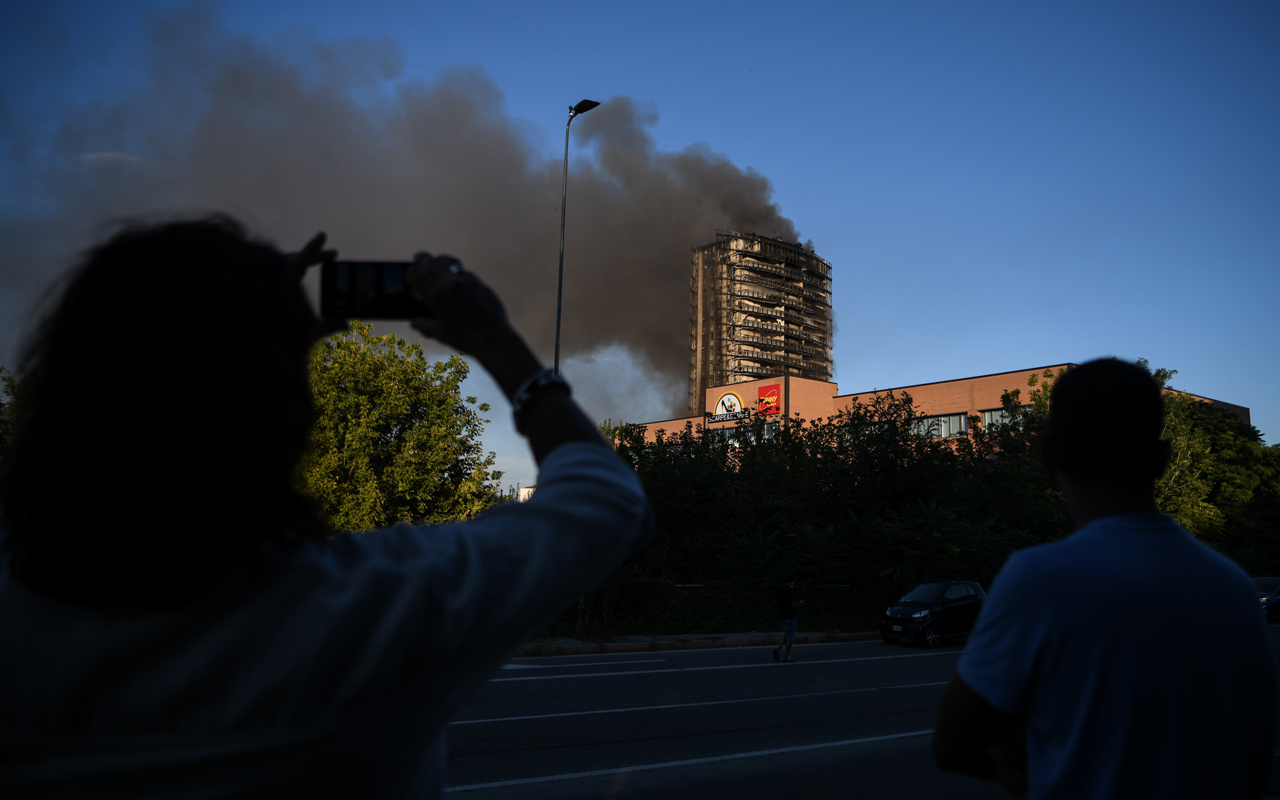 İtalya'da 70 ailenin yaşadığı 15 katlı binadan yangın çıktı