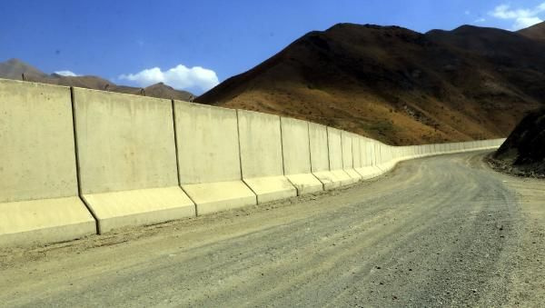 İran sınırına 43 kilometre beton duvar örüldü