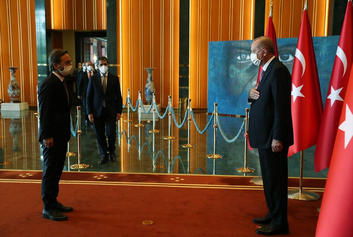 Cumhurbaşkanı Erdoğan'ın önünde durduğu tablo dikkat çekti! İşte o ayrıntı