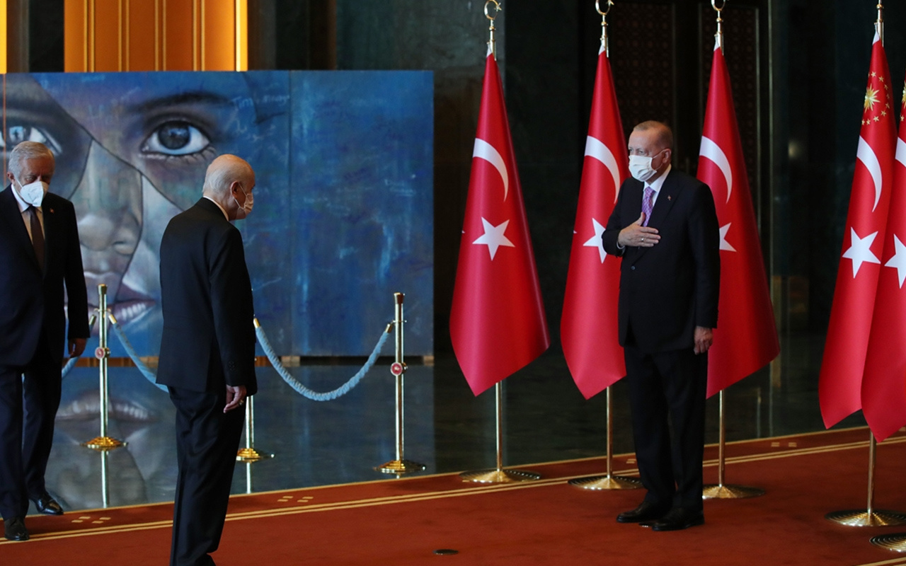 Cumhurbaşkanı Erdoğan'ın önünde durduğu tablo dikkat çekti! İşte o ayrıntı