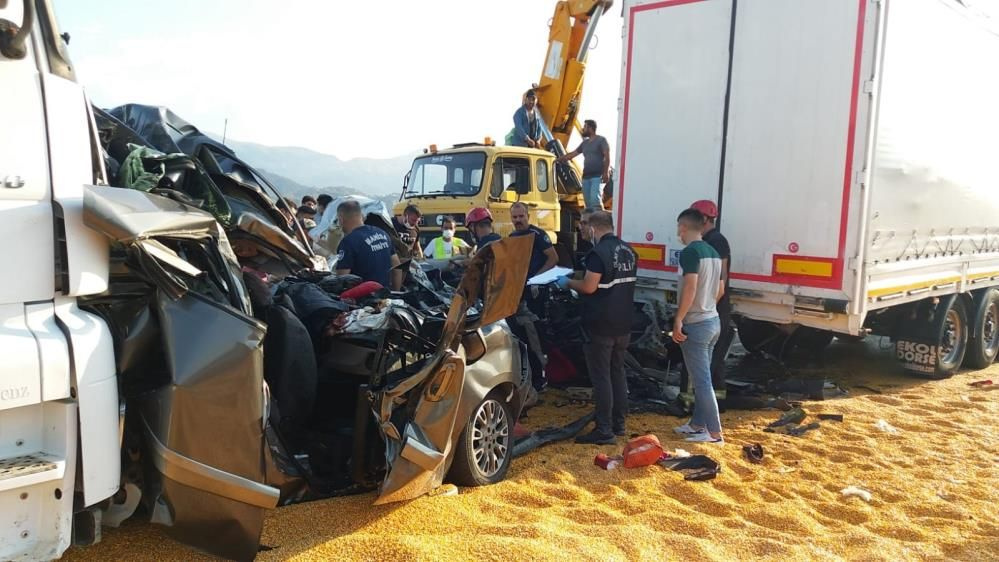 Manisa Salihli'de kaza! 3 TIR ve 2 otomobil zincirleme kazaya karıştı: 3 ölü 5 yaralı