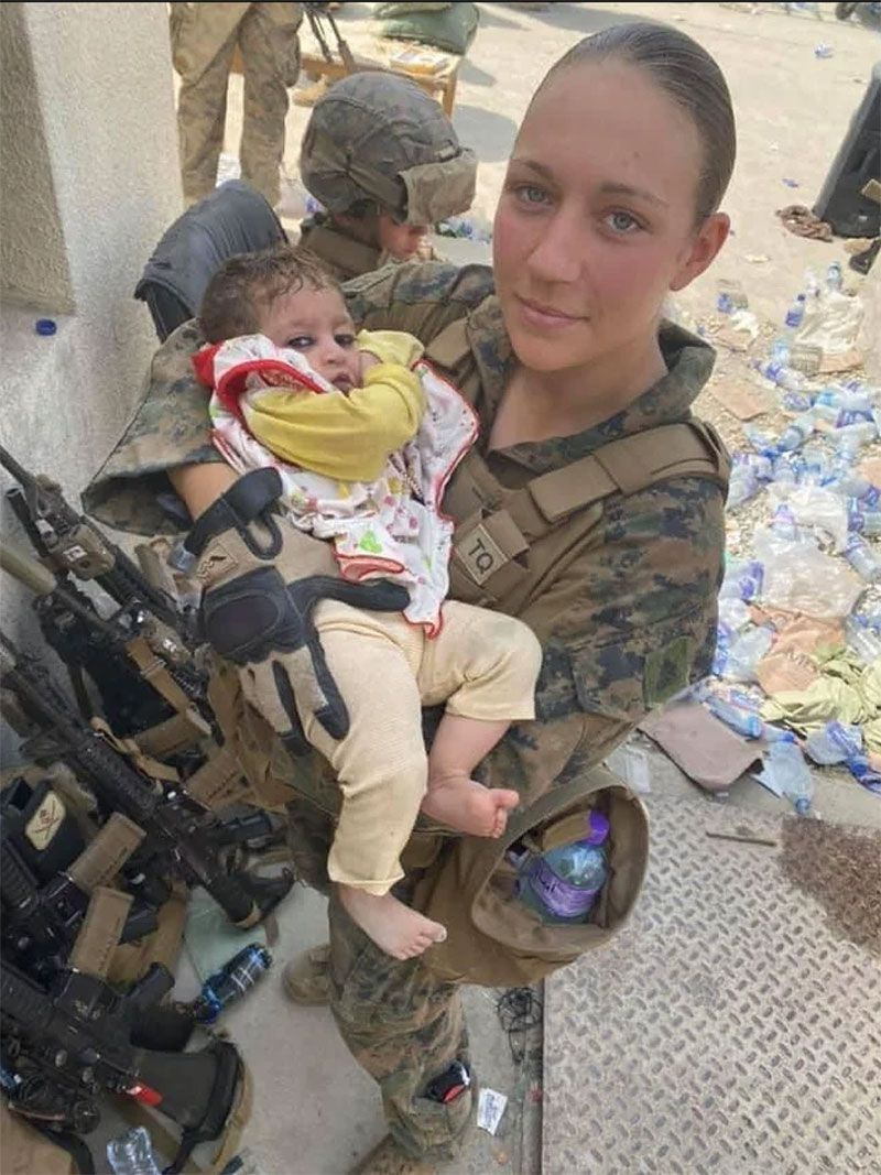 ABD ordusunda çocuklar için gönüllü olmuştu! Son fotoğrafı Afgan bebekle
