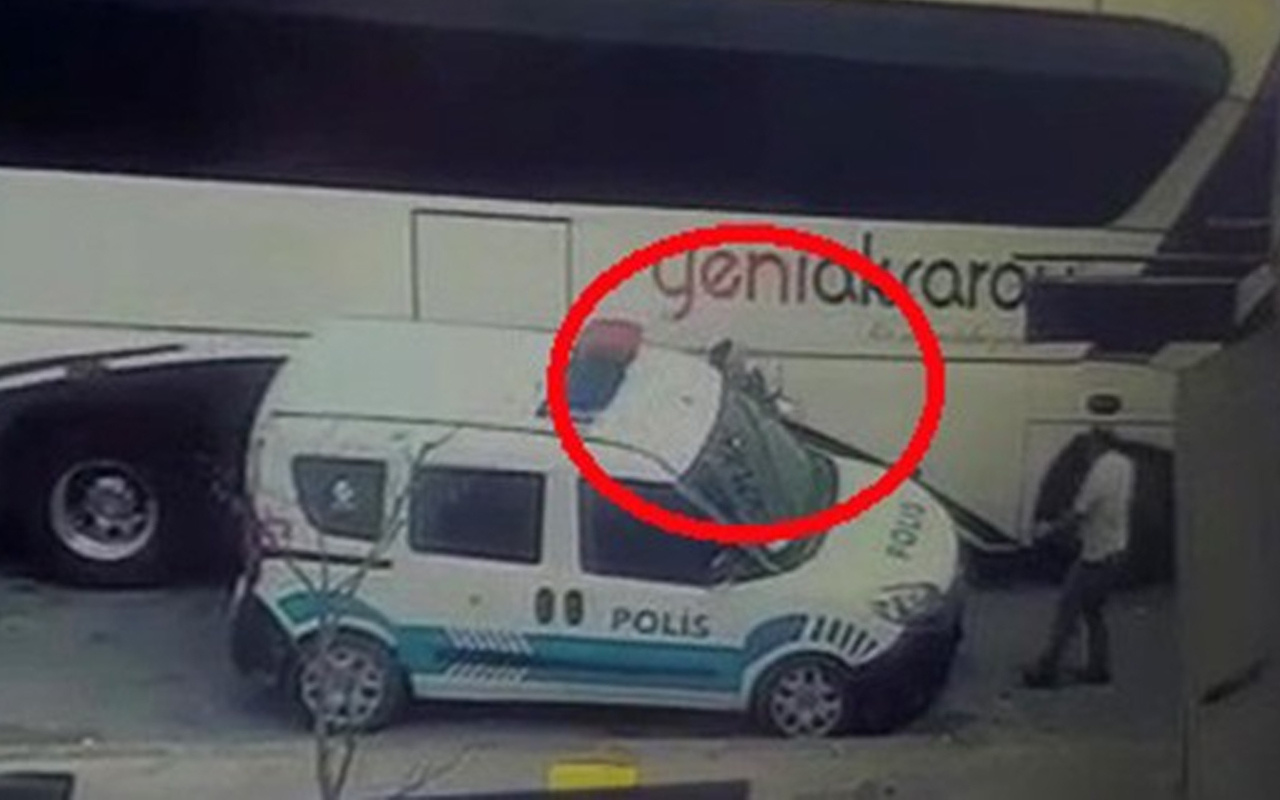 Kocaeli'de polis memuru 2 aracın arasına sıkıştı! Hastanelik oldu