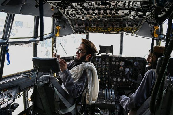 Kabil Havaalanı'nda ABD'den geriye enkaz kaldı! Taliban'ın şovu rezaletle bitti