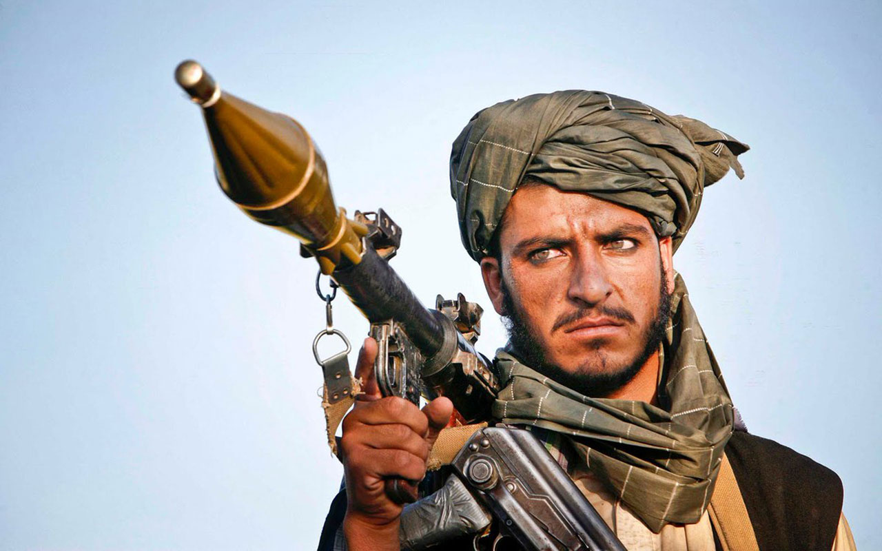 Taliban kapıları tek tek dolaşıp mektup asıyor! 'Haçlılar için çalışanlar ya teslim olun ya da ölün'