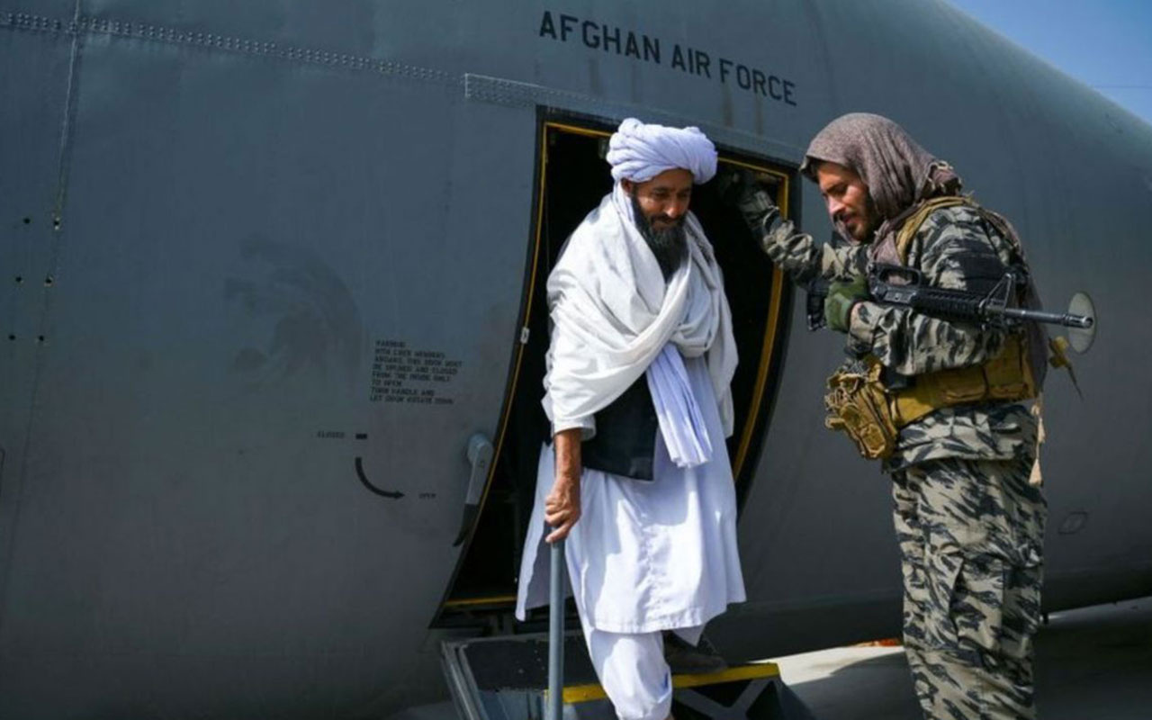 Kabil Havaalanı'nda ABD'den geriye enkaz kaldı! Taliban'ın şovu rezaletle bitti