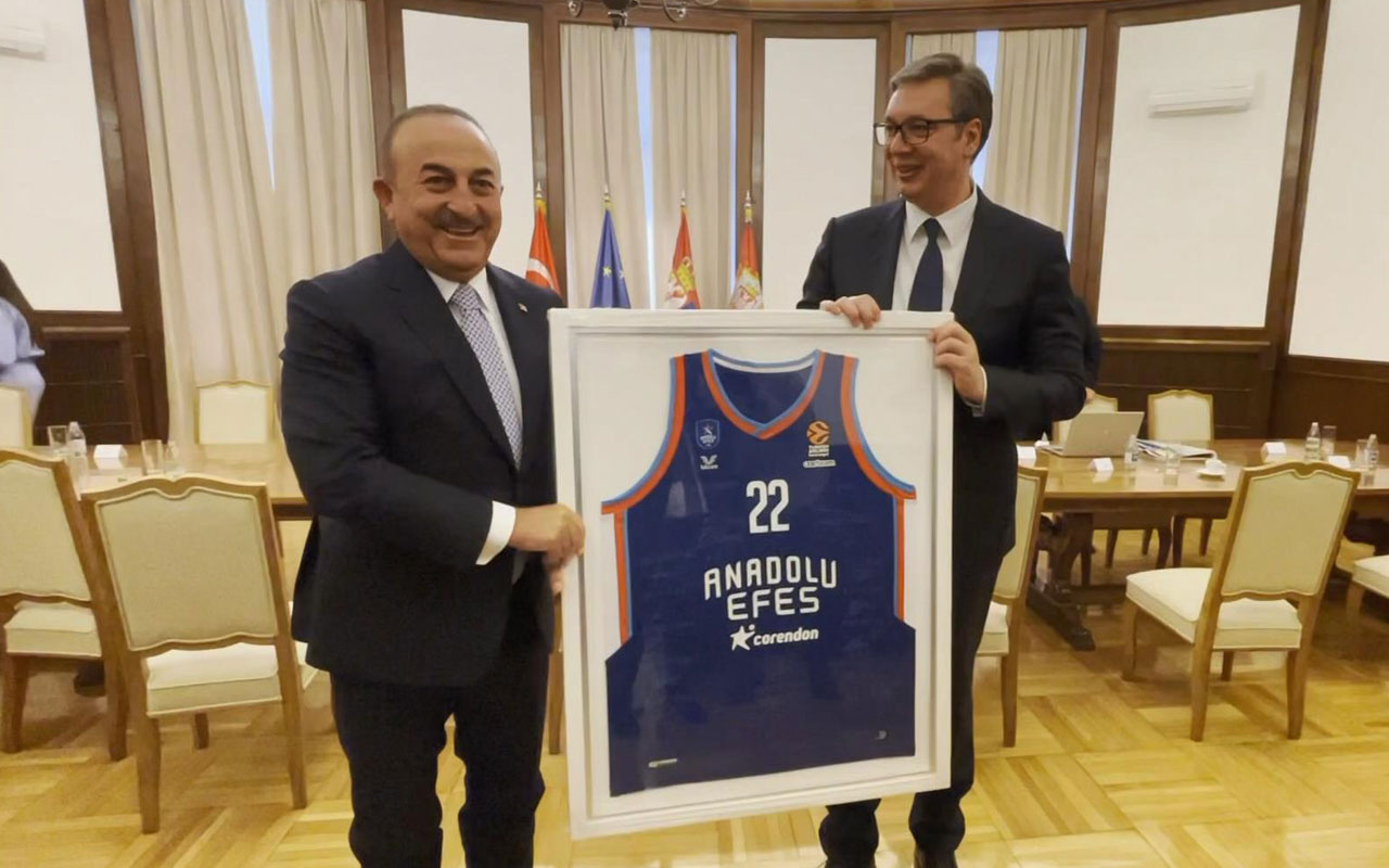 Bakan Mevlüt Çavuşoğlu’dan Sırbistan Cumhurbaşkanı Vuçiç’e forma hediyesi