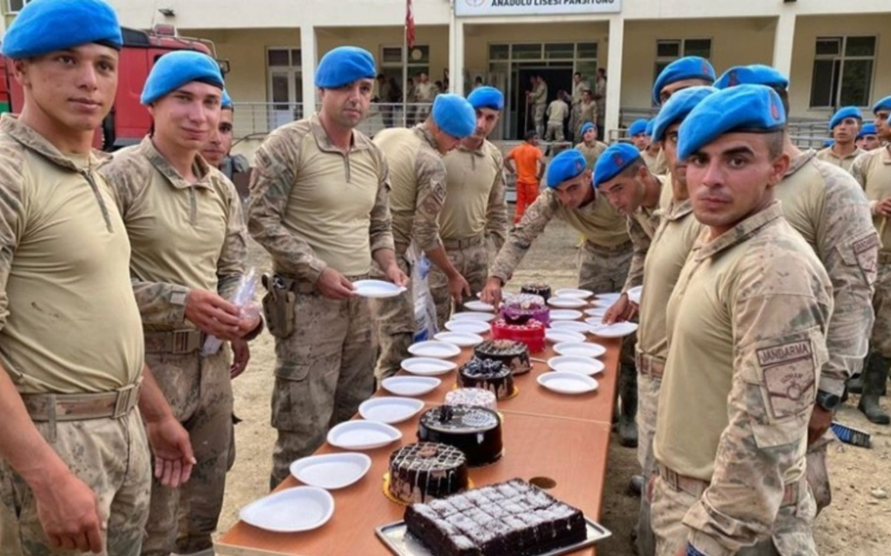 Ayancık'ta selin izlerini silmeye çalışan askerlere doğum günü sürprizi
