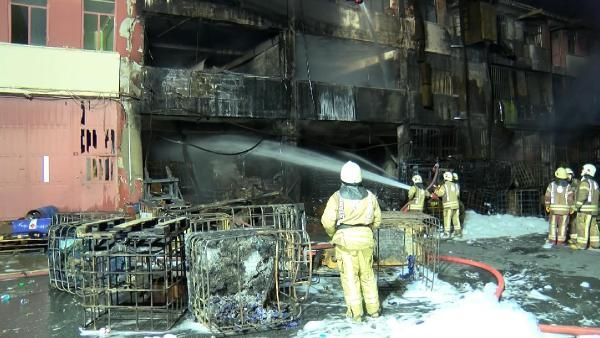 İkitelli Çevre Sanayi Sitesi'nde büyük yangın! 50 dükkan kül oldu