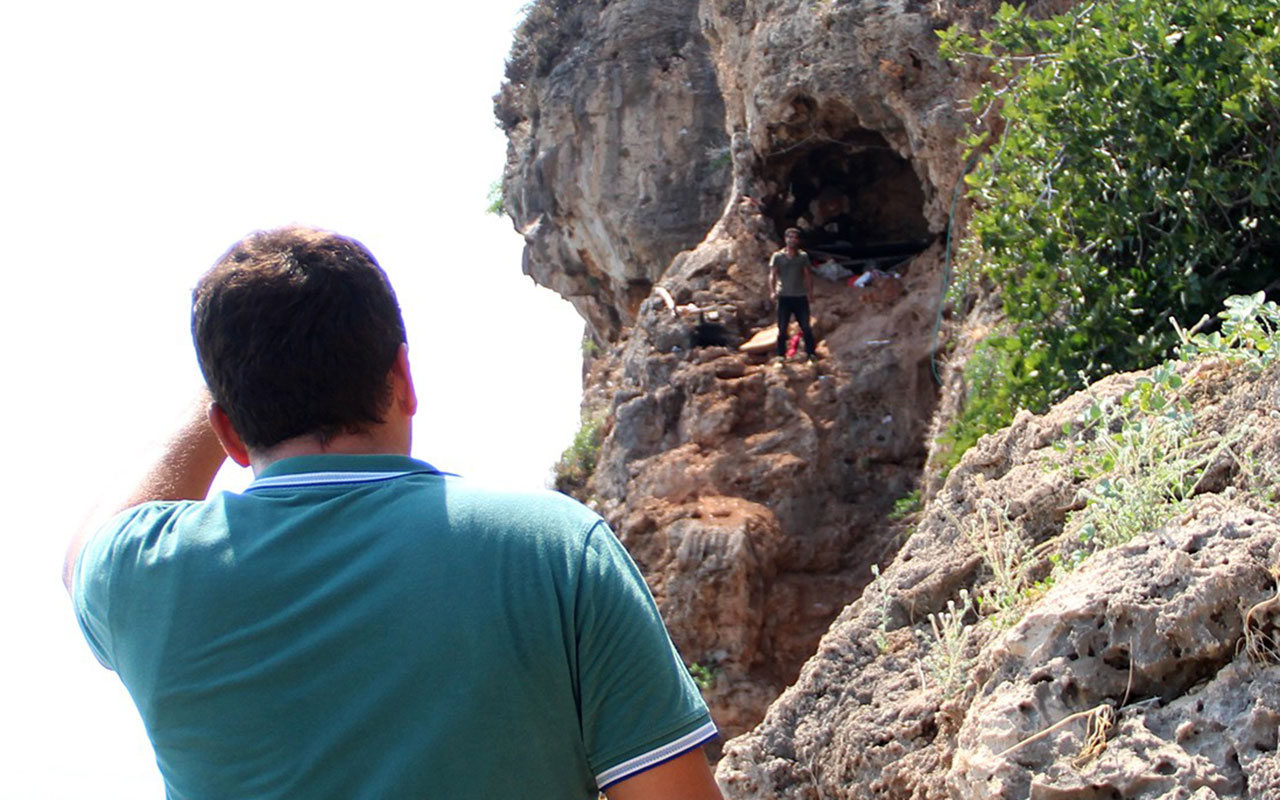 Falezlerdeki mağarada yaşıyor! Zabıta mağaraya giden yolu bile bulamadan döndü