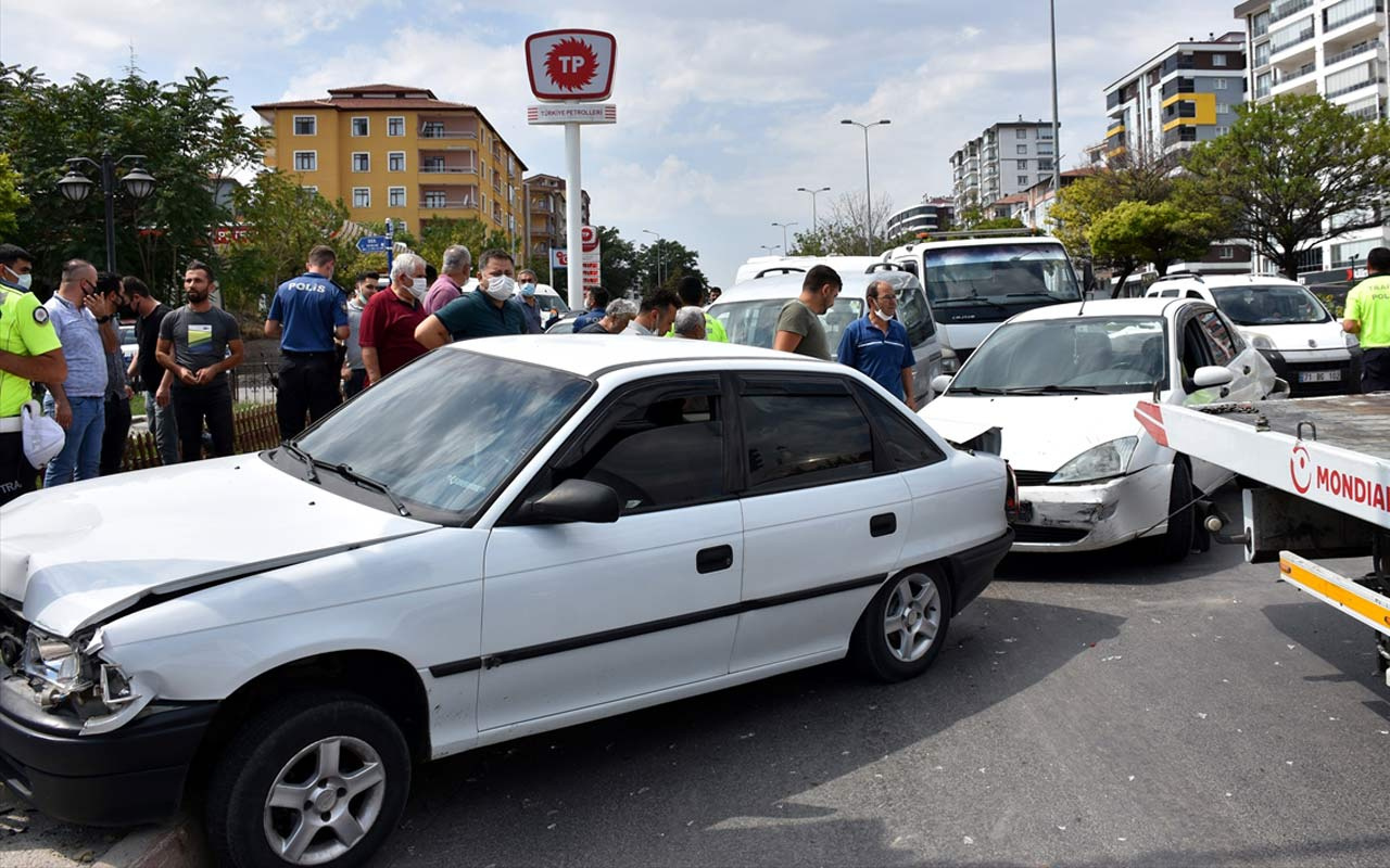 Kırıkkale'de freni boşalan vinç 7 araca çarptı: 2 yaralı