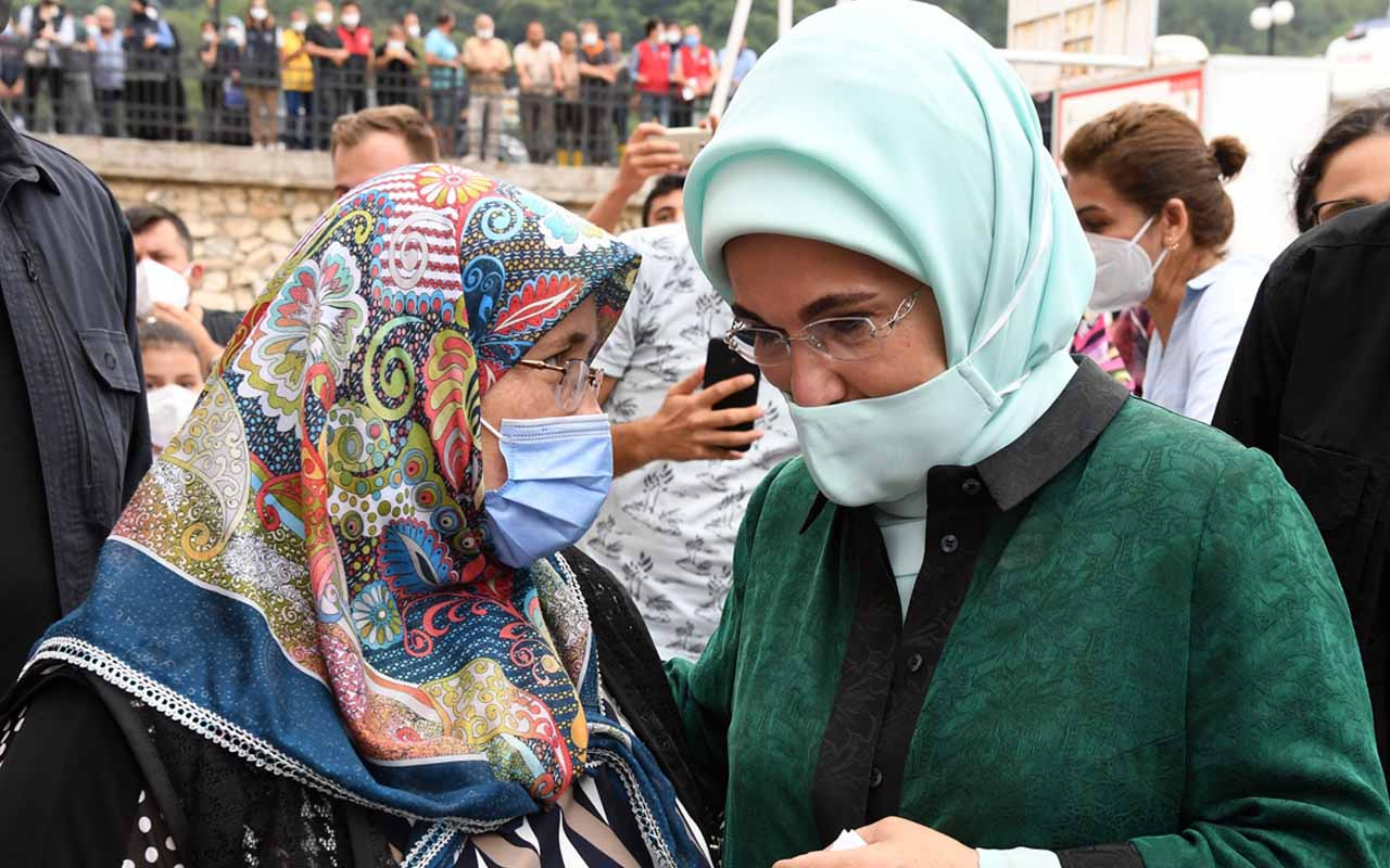 Emine Erdoğan'dan, sel felaketinin yaşandığı Bozkurt'a "geçmiş olsun" ziyareti