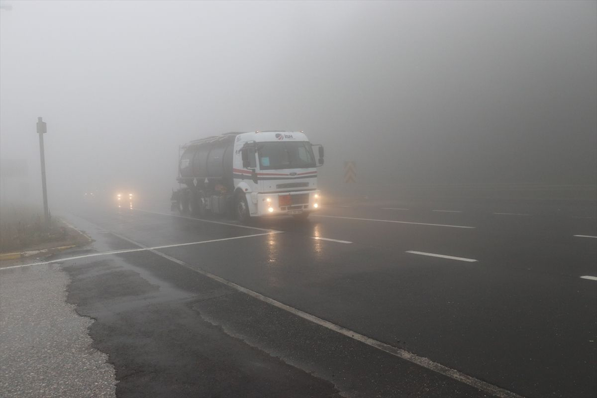 Bolu Dağı'nda sağanak ve sis etkili oluyor! Göz gözü görmüyor