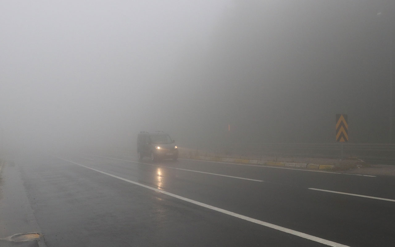 Bolu Dağı'nda sağanak ve sis etkili oluyor! Göz gözü görmüyor