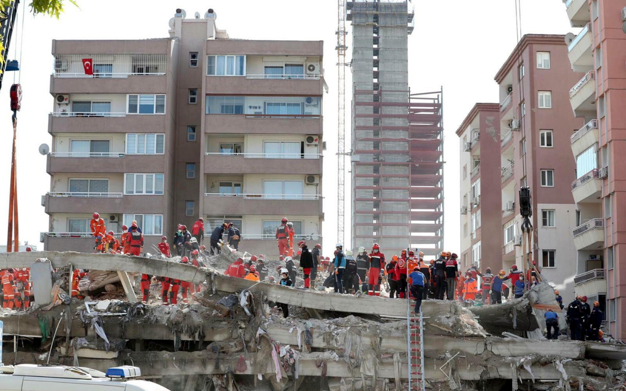 İzmir depreminde 36 kişiye mezar olan Rıza Bey apartmanı davasında mimardan akıl almaz savunma!