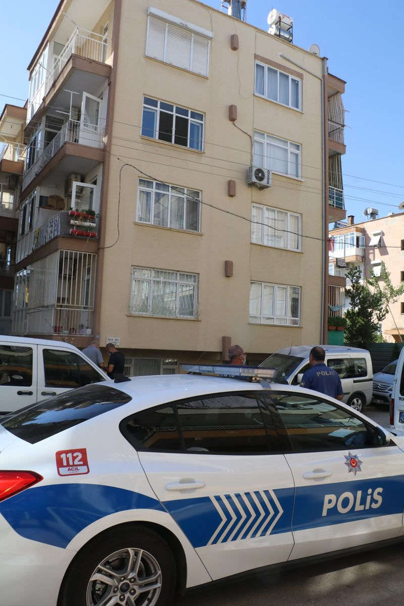 Antalya’da genç kadın arkadaşının evinde ölü bulundu sosyal medya hesabındaki yazı dikkat çekti