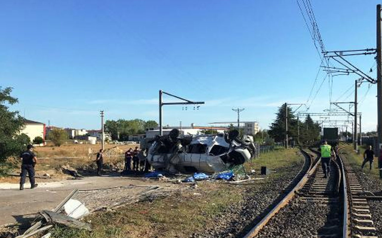 Tekirdağ'da yük treni hemzemin geçitte servis minibüsüne çaptı: 4 ölü, 8 yaralı