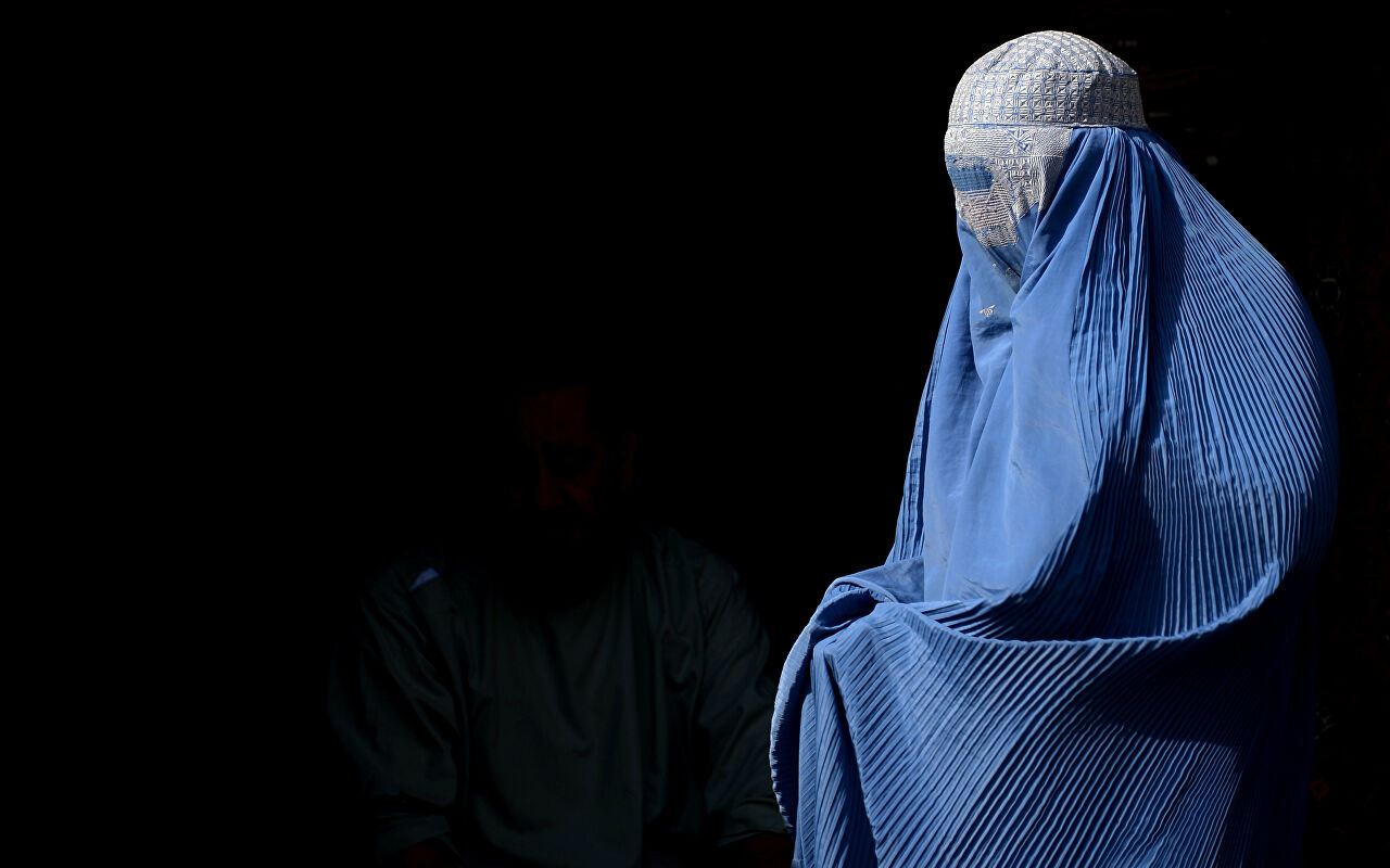Taliban'dan kadınlara çalışma için hicab giyme şartı