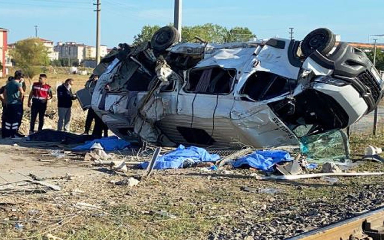 Tekirdağ'da yük treni hemzemin geçitte minibüse çarptı: 6 ölü, 6 yaralı