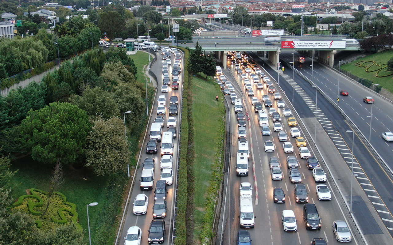 Okullar açıldı, İstanbul'da trafik sabahın erken saatlerinde felç oldu