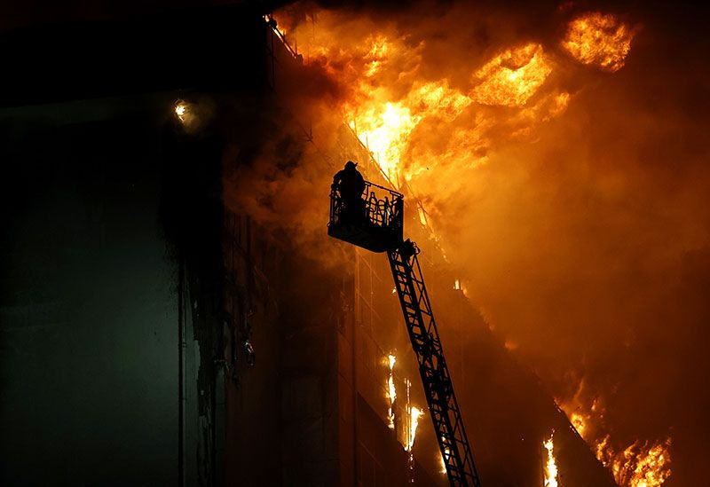İstanbul'da dev yangın! Arnavutköy'deki fabrika 5 saatte zor söndürüldü