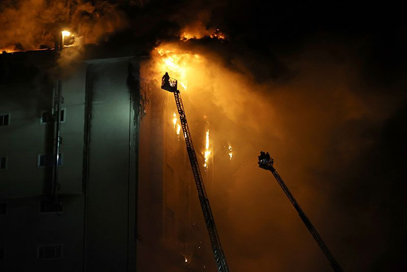 İstanbul'da dev yangın! Arnavutköy'deki fabrika 5 saatte zor söndürüldü