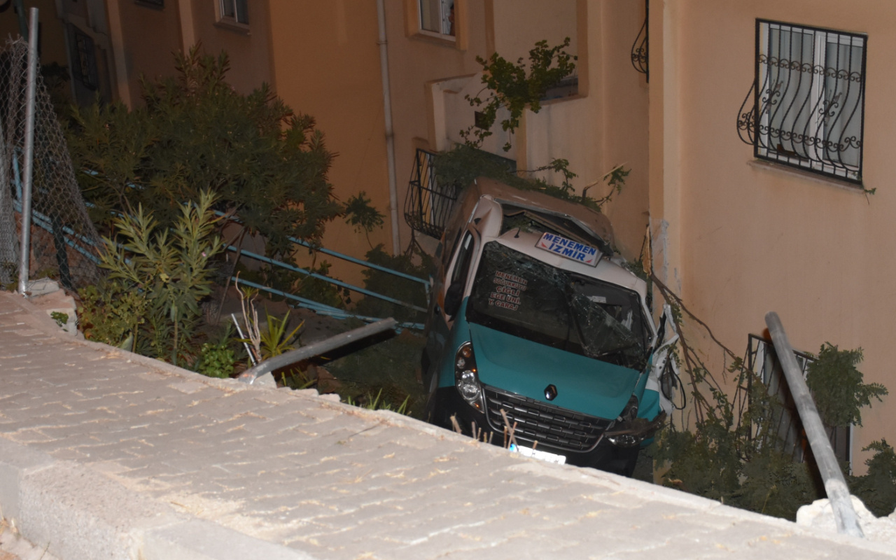 İzmir'de düğün yolunda feci kaza! Minibüs bahçeye düştü: Çok sayıda yaralı var