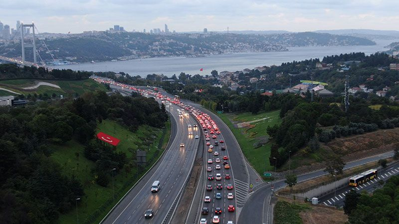 Okullar açıldı, İstanbul'da trafik sabahın erken saatlerinde felç oldu