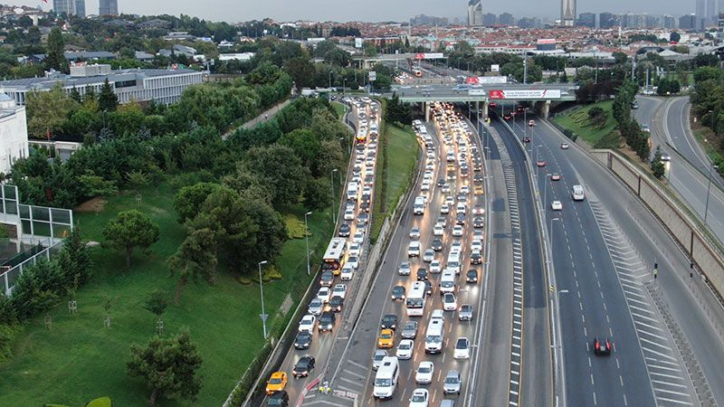 Okullar açıldı, İstanbul'da trafik sabahın erken saatlerinde felç oldu