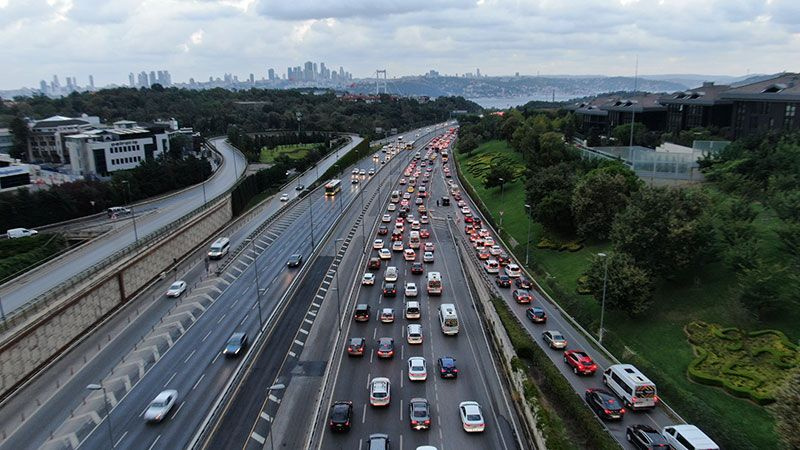 Okullar açıldı, İstanbul'da trafik sabahın erken saatlerinde felç oldu