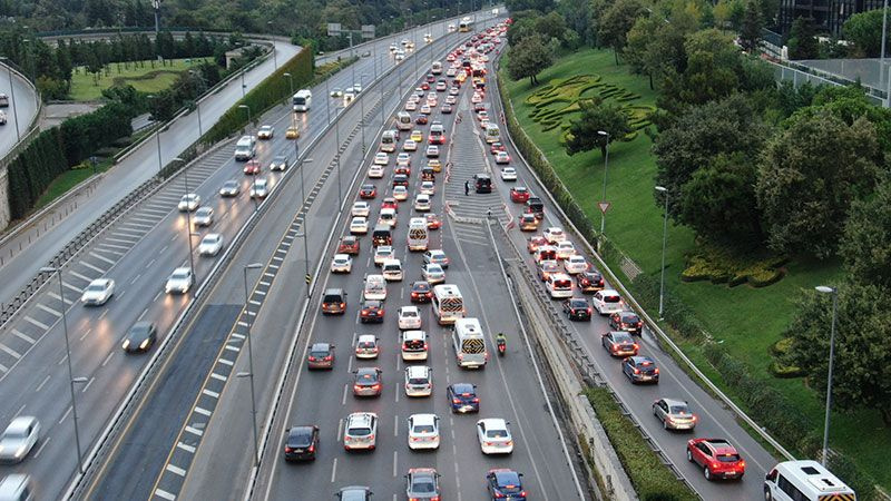 Okullar açıldı, İstanbul'da trafik sabahın erken saatlerinde felç oldu