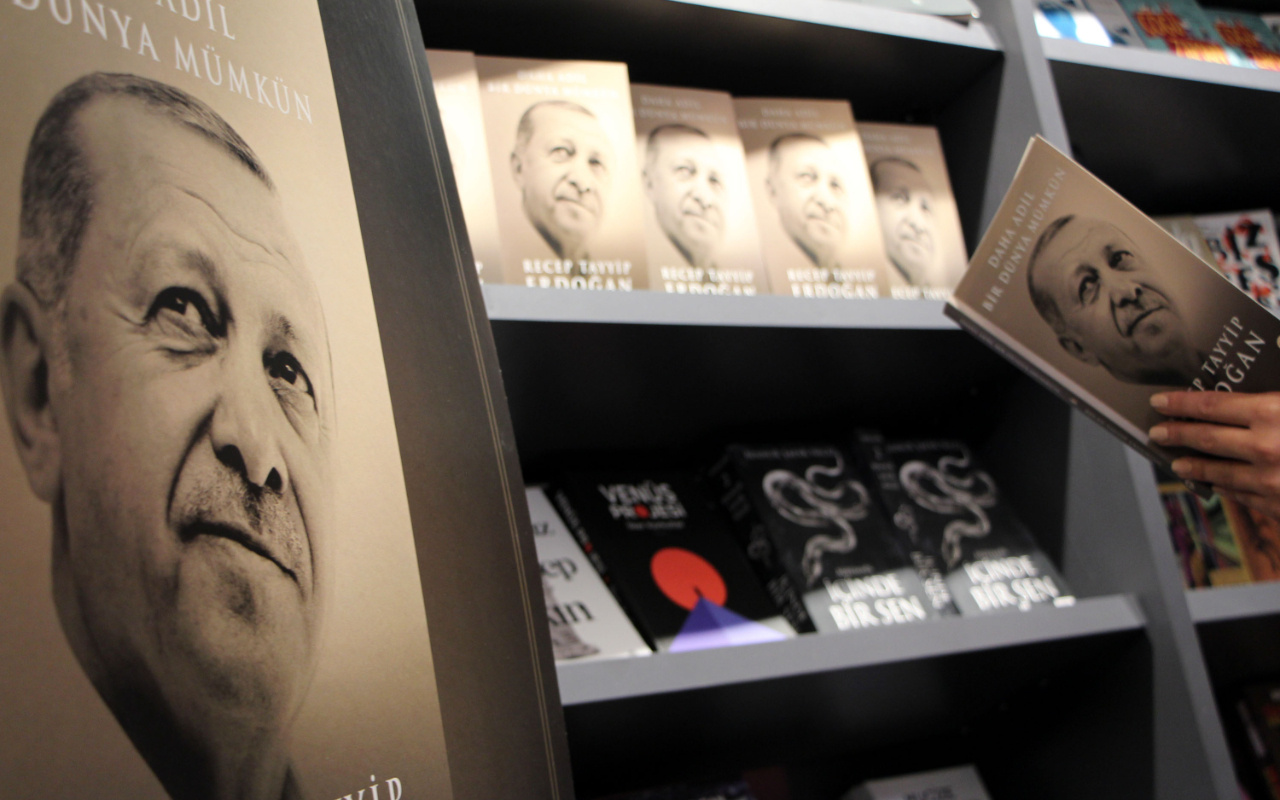 Cumhurbaşkanı Erdoğan'ın 'Daha Adil Bir Dünya Mümkün' kitabı raflarda yerini aldı