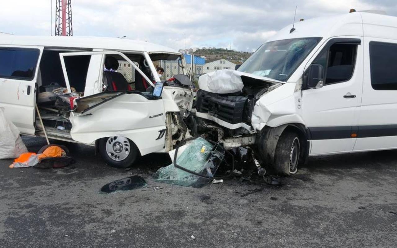 Sancaktepe'de okul servisi ile kamyonet kafa kafaya çarpıştı: 4 yaralı